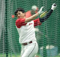 打撃練習で快音を響かせる佐々木