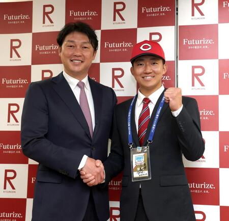指名あいさつを終え、写真に納まる新井監督（左）と立命大・西野啓也（撮影・山口登）