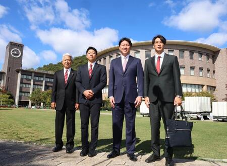 指名あいさつに訪れ、写真に納まる（左から）立命大・片山正之監督、立命大・西野啓也、新井監督、鞘師スカウト（撮影・山口登）