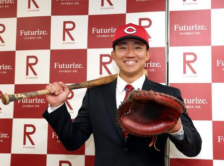 笑顔でポーズを決める立命大・西野啓也（撮影・山口登）