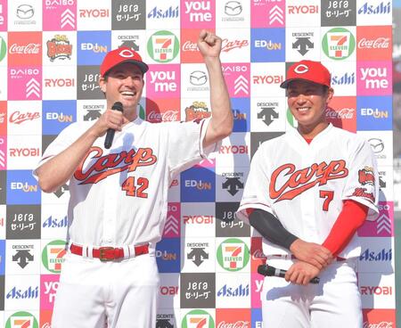 お立ち台で笑顔を見せる広島・ドリュー・アンダーソン（左）と広島・堂林翔太＝２０２２年