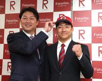 指名あいさつを終え、写真に納まる新井監督（左）と立命大・西野啓也（撮影・山口登）