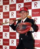 笑顔でポーズを決める立命大・西野啓也（撮影・山口登）