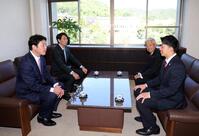 新井監督（左）は立命大・西野啓也（右）にドラフト指名のあいさつをする（撮影・山口登）