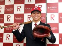 笑顔でポーズを決める立命大・西野啓也（撮影・山口登）