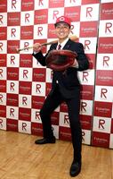 笑顔でポーズを決める立命大・西野啓也（撮影・山口登）