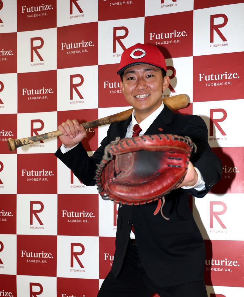 笑顔でポーズを決める立命大・西野啓也（撮影・山口登）