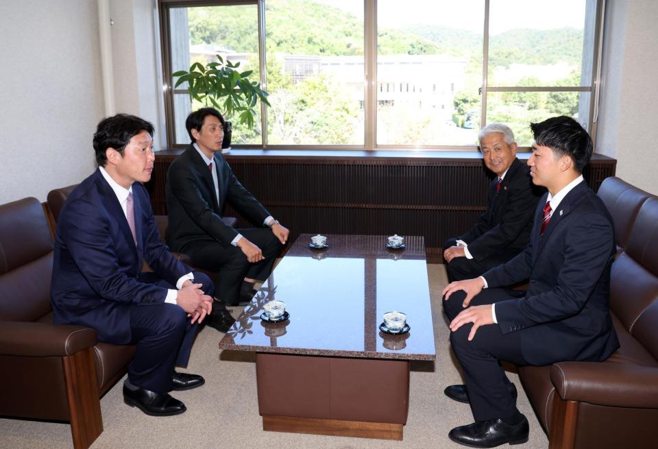 新井監督（左）は立命大・西野啓也（右）にドラフト指名のあいさつをする（撮影・山口登）