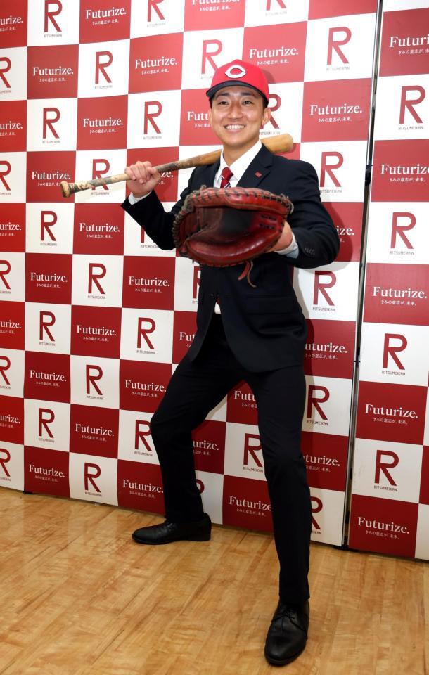 笑顔でポーズを決める立命大・西野啓也（撮影・山口登）