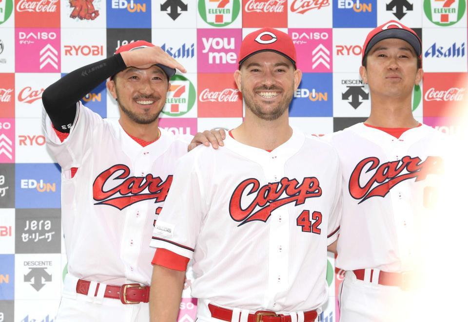お立ち台で笑顔を見せる（左から）広島・菊池涼介、広島　ドリュー・アンダーソン、広島・上本崇司＝２０２３年