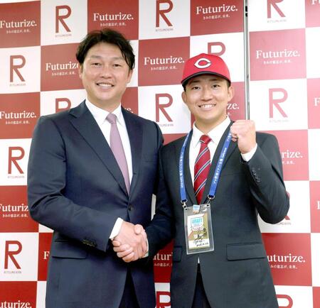 指名あいさつを終え、写真に納まる新井監督（左）と立命大・西野（撮影・山口登）