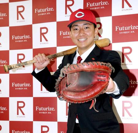 笑顔でポーズを決める立命大・西野