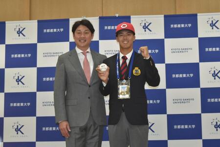 指名あいさつを終え、写真撮影を行う新井監督（左）と京産大・野原（右）