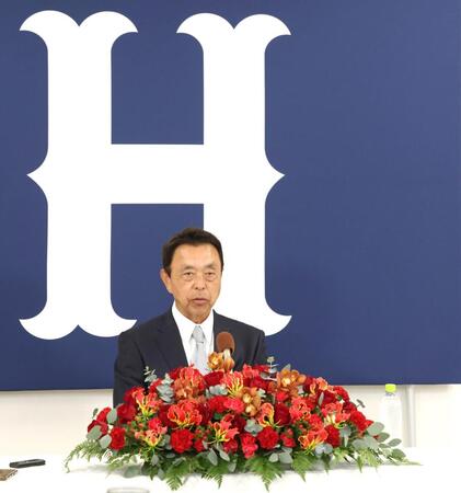 球団副本部長編成担当に就任が決まり、会見する小川淳司氏（撮影・北村雅宏）