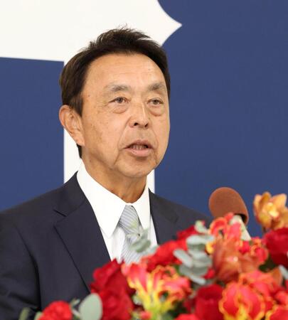 球団副本部長編成担当に就任が決まり、会見する小川淳司氏（撮影・北村雅宏）