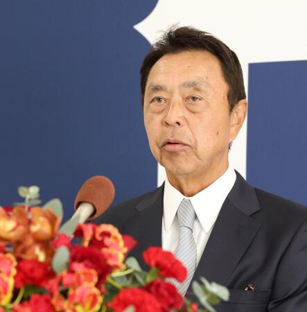 球団副本部長編成担当に就任が決まり、会見する小川淳司氏（撮影・北村雅宏）