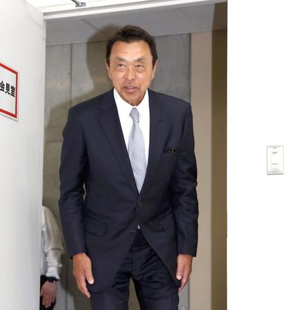 球団副本部長編成担当に就任が決まり、一礼する小川淳司氏（撮影・北村雅宏）