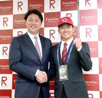 指名あいさつを終え、写真に納まる新井監督（左）と立命大・西野（撮影・山口登）