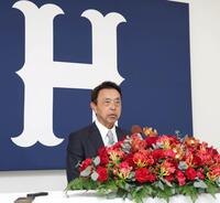 球団副本部長編成担当に就任が決まり、会見する小川淳司氏（撮影・北村雅宏）