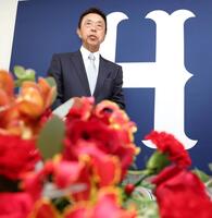球団副本部長編成担当に就任が決まり、取材に応じる小川淳司氏（撮影・北村雅宏）