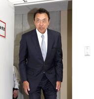 球団副本部長編成担当に就任が決まり、一礼する小川淳司氏（撮影・北村雅宏）