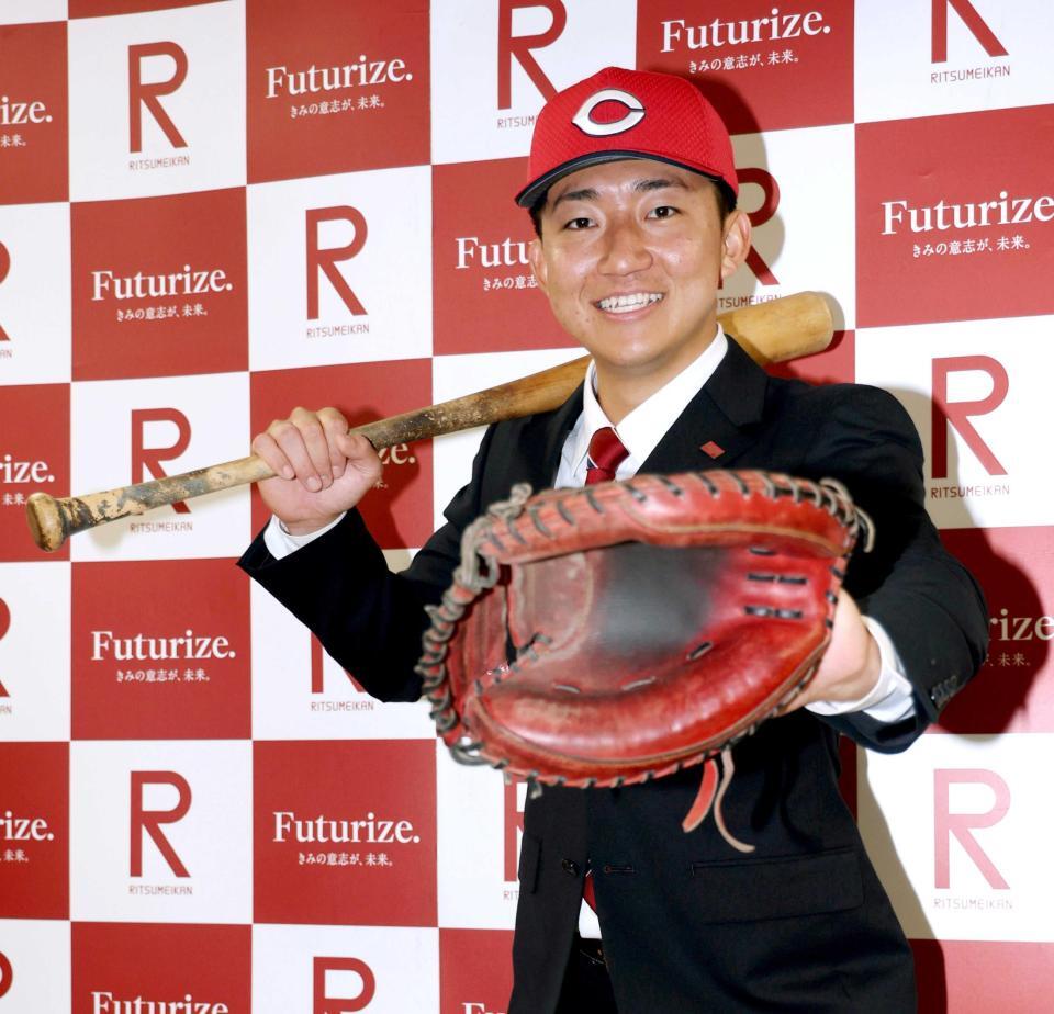 笑顔でポーズを決める立命大・西野