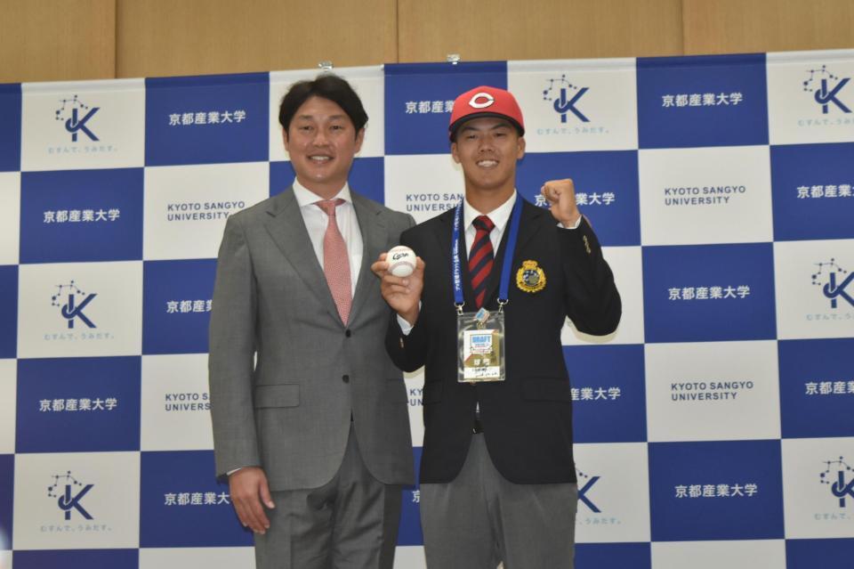 指名あいさつを終え、写真撮影を行う新井監督（左）と京産大・野原（右）