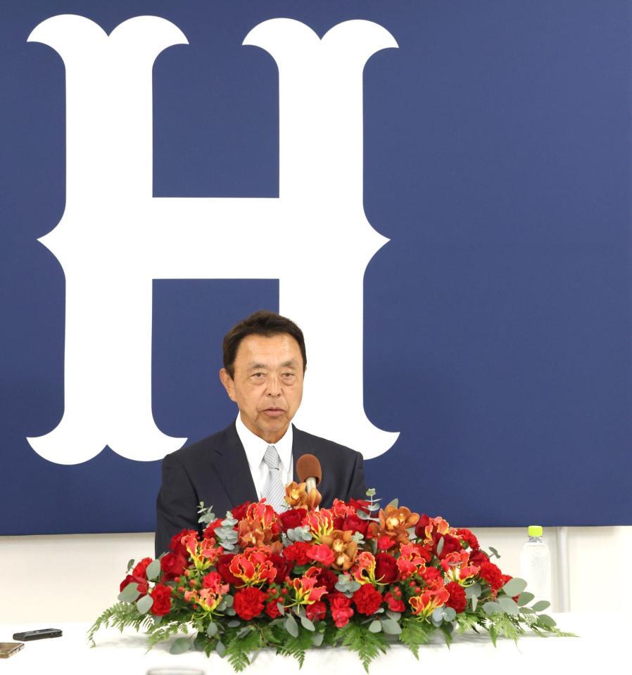 球団副本部長編成担当に就任が決まり、会見する小川淳司氏（撮影・北村雅宏）