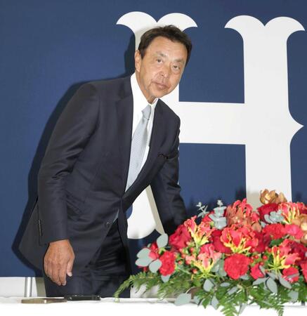 球団副本部長編成担当に就任が決まり、会見の席に着く小川淳司氏（撮影・北村雅宏）
