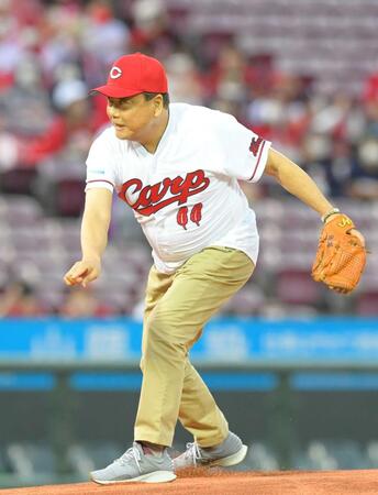 始球式を務める池谷公二郎さん＝２０２２年