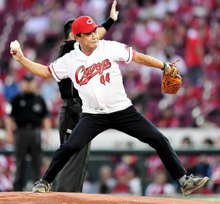 始球式で投球する池谷公二郎さん＝２０１８年