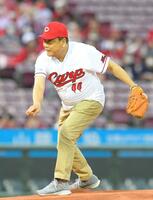 始球式を務める池谷公二郎さん＝２０２２年