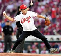 始球式で投球する池谷公二郎さん＝２０１８年