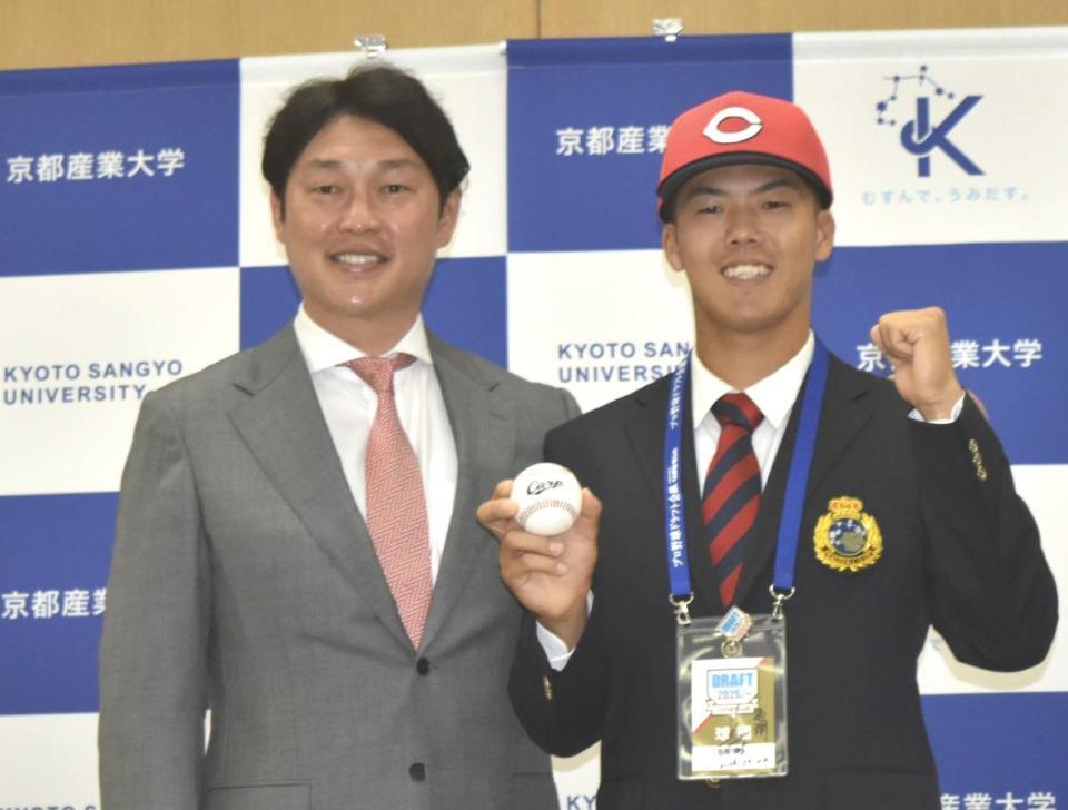 新井監督（左）から指名あい　さつを受け、笑顔で写真に納まる京産大・野原（撮影・高橋涼太朗）