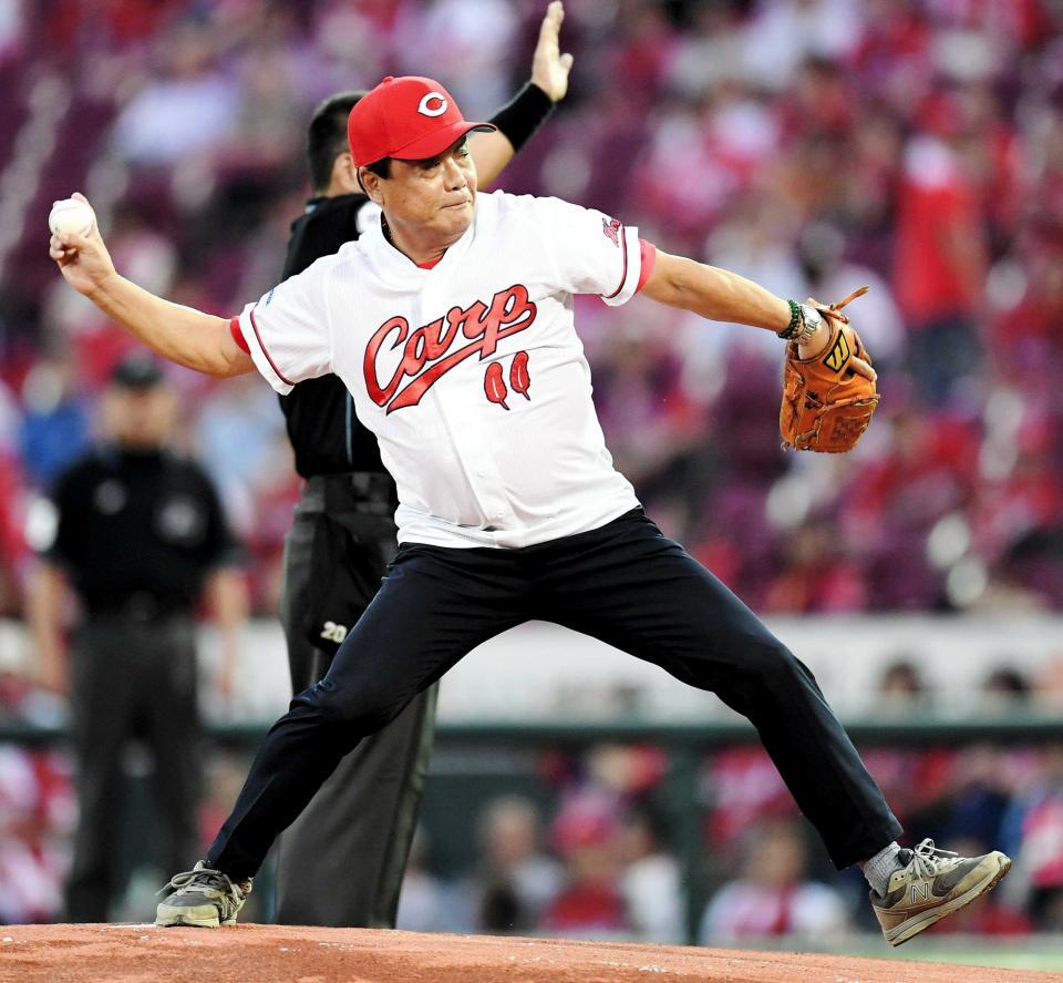 始球式で投球する池谷公二郎さん＝２０１８年