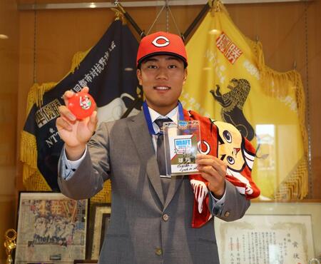 ドラフトのパスを手に記念撮影に応じるドラフト６位指名のＮＴＴ東日本・森煌誠（撮影・中島達哉）