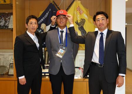 指名あいさつに訪れた尾形スカウト（左）、下水流スカウト（右）と記念撮影に応じるドラフト６位指名のＮＴＴ東日本・森煌誠（撮影・中島達哉）
