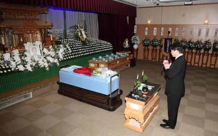 池谷公二郎さんの祭壇の前で手を合わせる広島・新井貴浩監督（右）＝撮影・北村雅宏