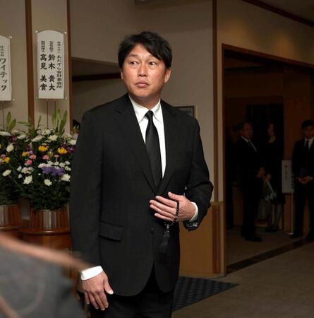 池谷公二郎さんの通夜に参列する新井監督（撮影・北村雅宏）