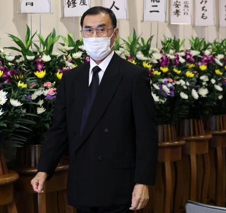 池谷公二郎さんの通夜に参列する外木場義郎氏（撮影・北村雅宏）