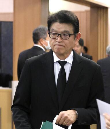 池谷公二郎さんの通夜に参列する小早川毅彦氏（撮影・北村雅宏）