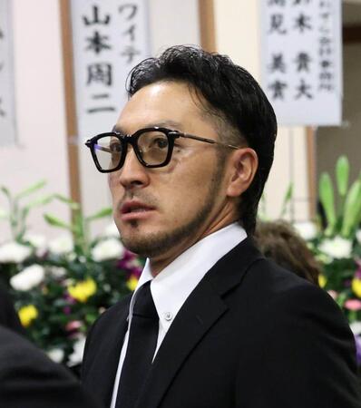 池谷公二郎さんの通夜に参列する菊池涼（撮影・北村雅宏）