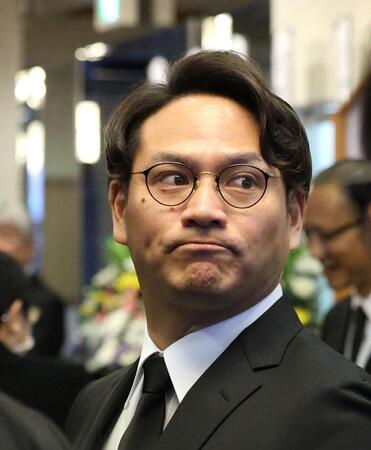 池谷公二郎さんの通夜に参列する田中広輔氏（撮影・北村雅宏）