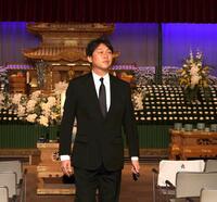 池谷公二郎さんの通夜に参列する新井監督（撮影・北村雅宏）