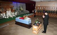 池谷公二郎さんの祭壇の前で手を合わせる広島・新井貴浩監督（右）＝撮影・北村雅宏