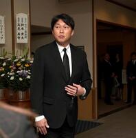 池谷公二郎さんの通夜に参列する新井監督（撮影・北村雅宏）