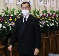 池谷公二郎さんの通夜に参列する外木場義郎氏（撮影・北村雅宏）