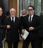 池谷公二郎さんの通夜に参列する（右から）野村謙二郎氏、安仁屋宗八氏（撮影・北村雅宏）