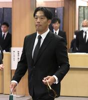 池谷公二郎さんの通夜に参列する天谷宗一郎氏（撮影・北村雅宏）