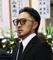 池谷公二郎さんの通夜に参列する菊池涼（撮影・北村雅宏）